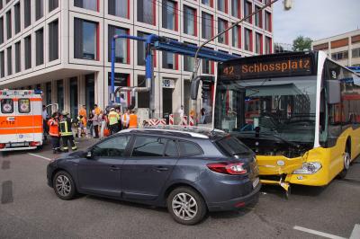 Stuttgart-Mitte: Schwerer Verkehrsunfall mit Bus und mehreren Verletzten Fahrgaesten